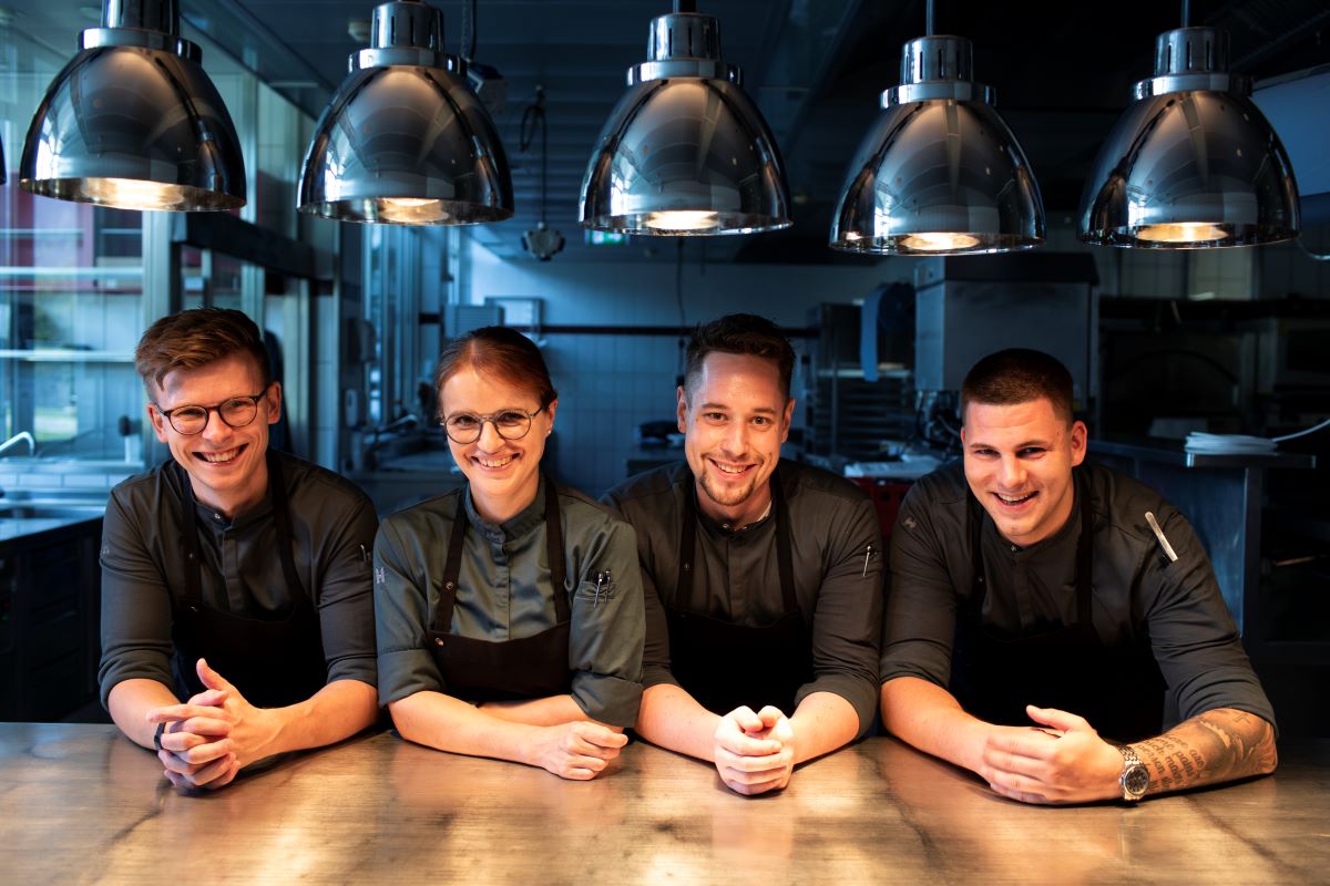 communique Magazin ©Althoff Seehotel Überfahrt, Jörg Lehmann Julia Heinz, communique Magazin. Althoff Seehotel Überfahrt. Restaurant Überfahrt, Cornelia Fischer und ihr Küchenteam.