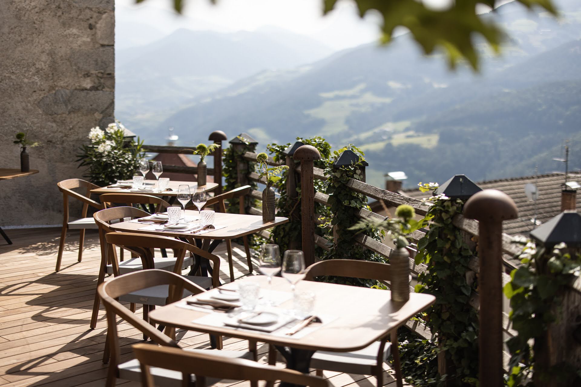 Das Boutique Hotel Ansitz Steinbock in Südtirol. Die sonnige Terrasse mit Blick ins Tal. Julia Heinz Chefredakteurin communique Magazin erkundet das Örtchen Villanders in Südtirol.