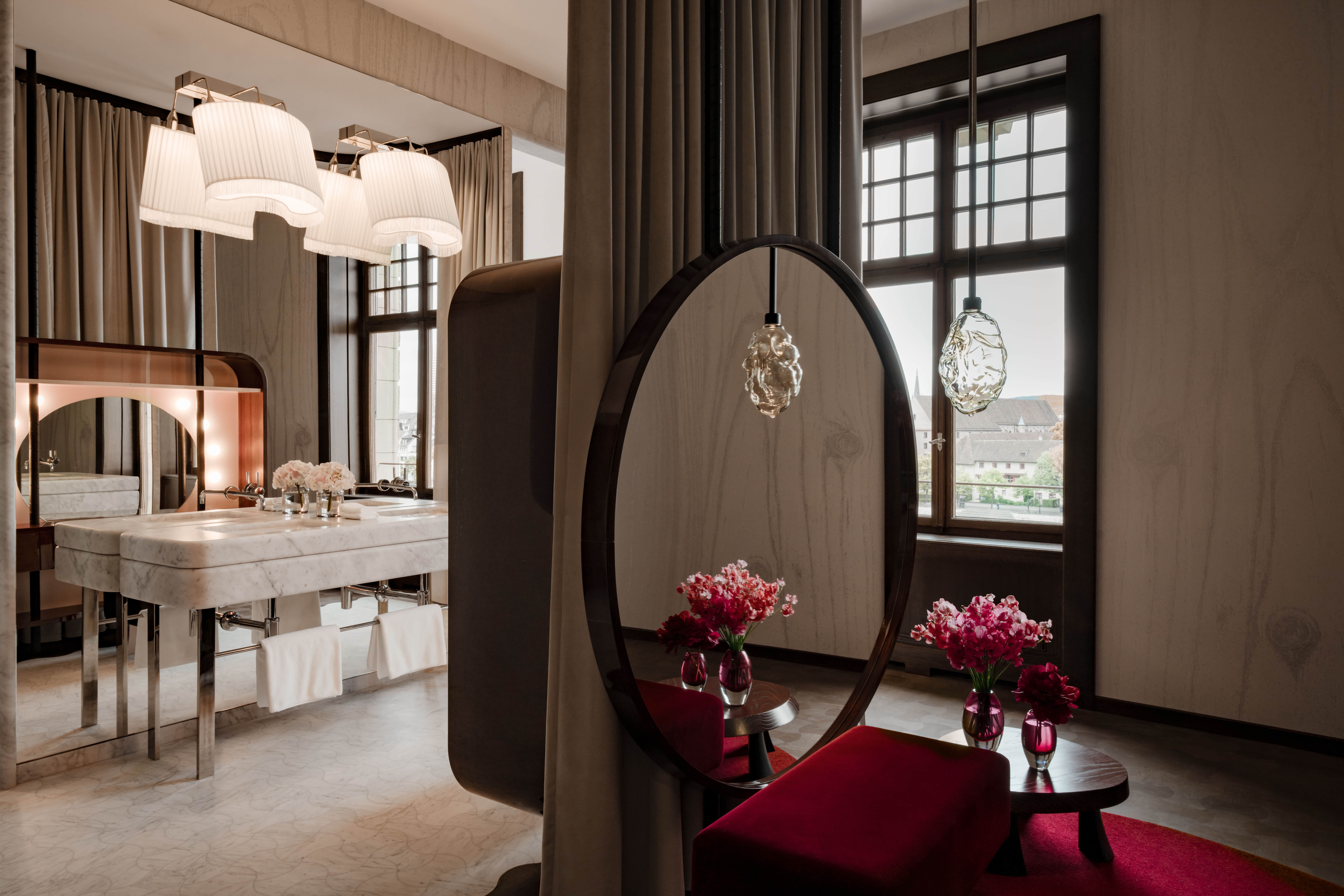 Die neue Suite im Grandhotel Les Trois Rois, entworfen von den Schweizer Architekten Herzog & de Meuron. Alles auf Rot, Julia Heinz Chefredakteurin communique Magazine.