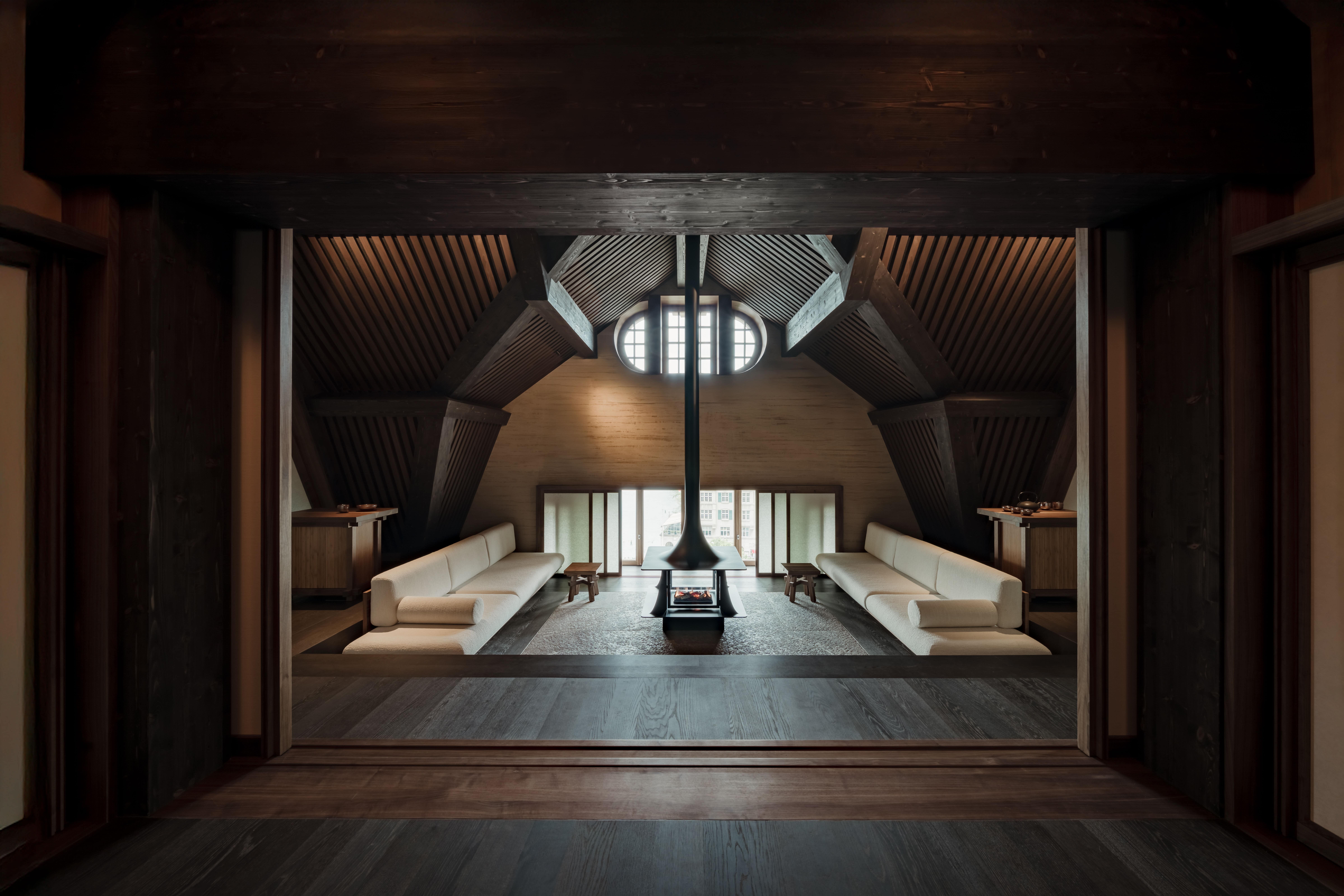 Das Sap im Dachgeschoss des Grandhotel Les Trois Rois Seijaku, benannt nach dem japanischen Wort für Stille und Achtsamkeit. Hier genießt man einen atemberaubenden Blick über die Baseler Altstadt und kann ganz den Moment genießen. Wellness für alles Sinne.  