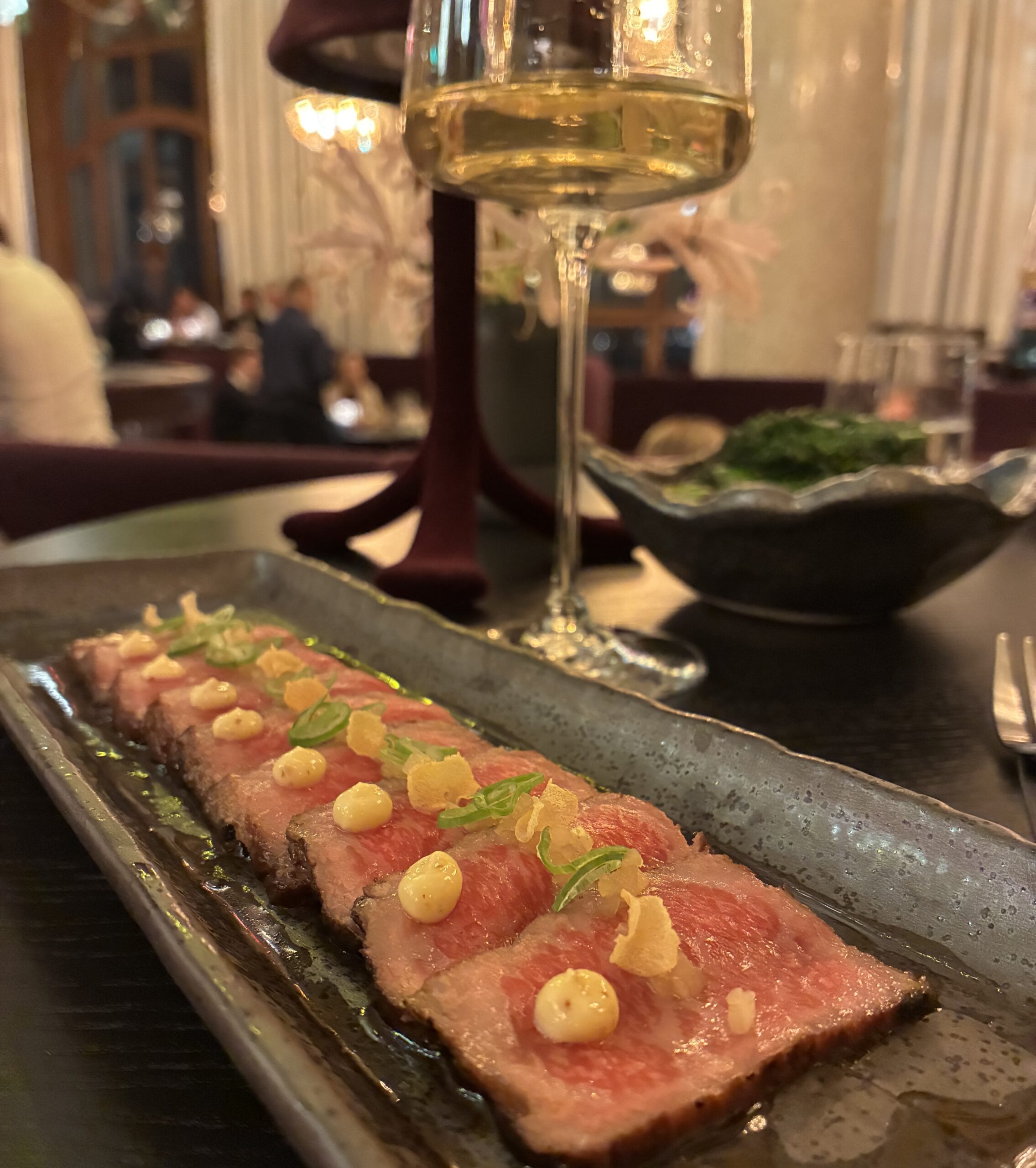 BANKS Basel, neues Restaurant Konzept im Grandhotel Les Trois Rois. Fusion Kitchen by Head Chef Kevin Bornstein im Sharing Style. Das Wagyu Tataki ist bereits jetzt ein Klassiker im neuen Restaurant BANKS in Basel.